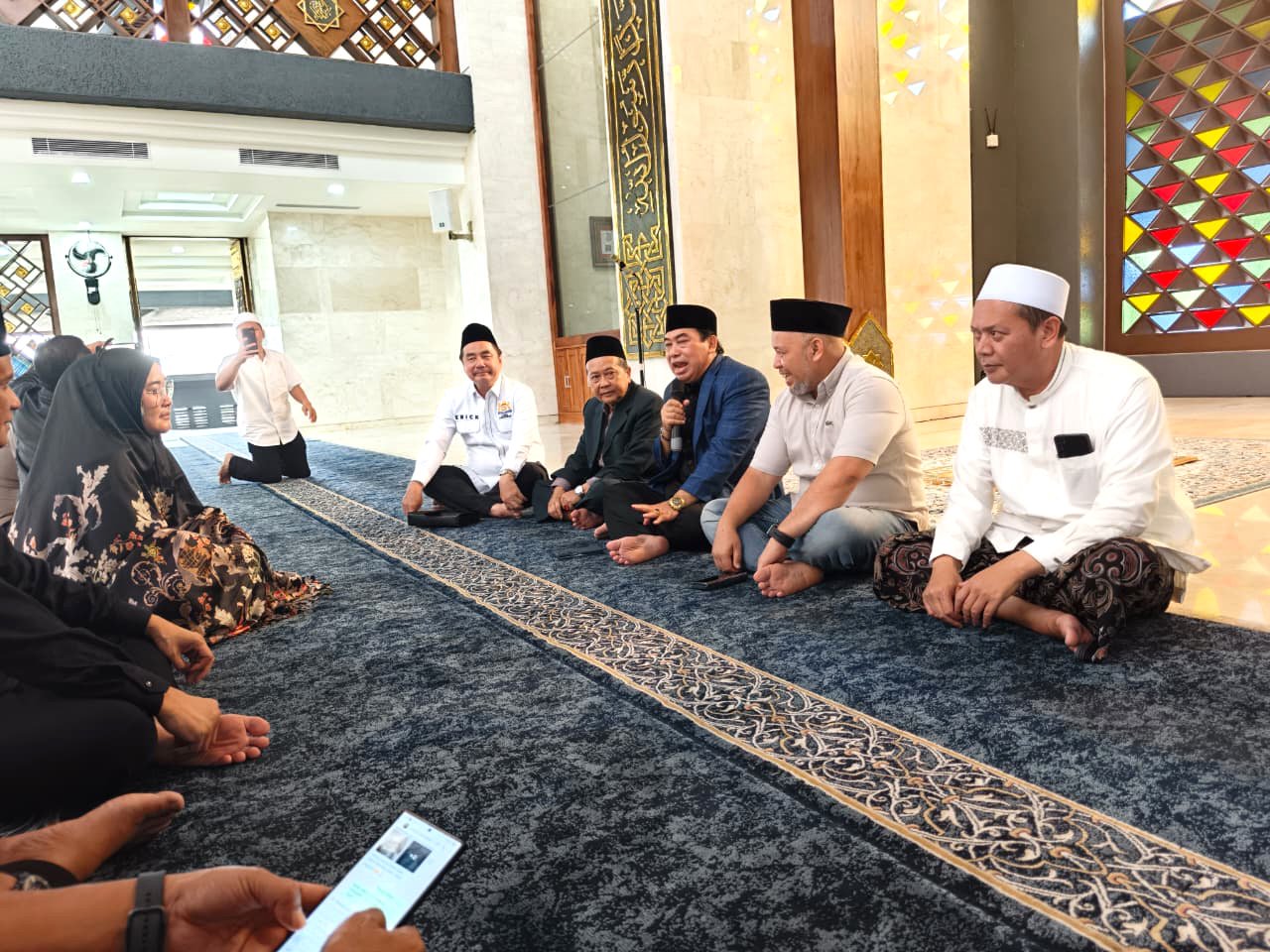 Dalam rangka Mukab IX Kadin Kabupaten Bogor, Panitia dan Ibu Ketua KADIN Kab. Bogor melaksanakan Sholat Azhar dan Doa Bersama di Masjid Nurul Wathon.